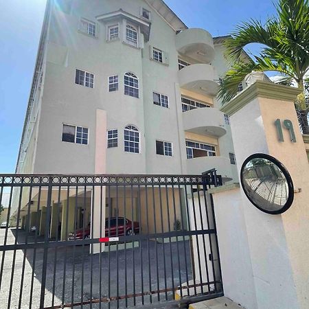 One Bedroom City Apartment Fully Ac With 24Hrs Security Kingston Exterior photo