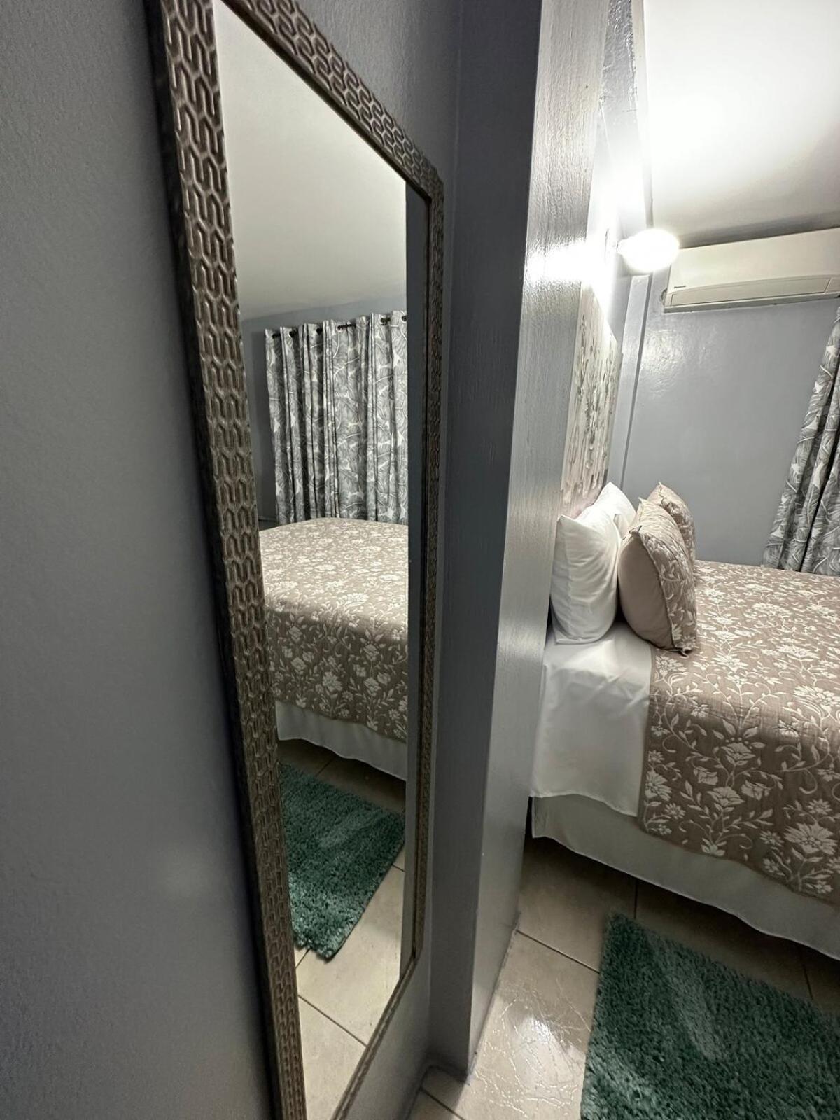 One Bedroom City Apartment Fully Ac With 24Hrs Security Kingston Exterior photo