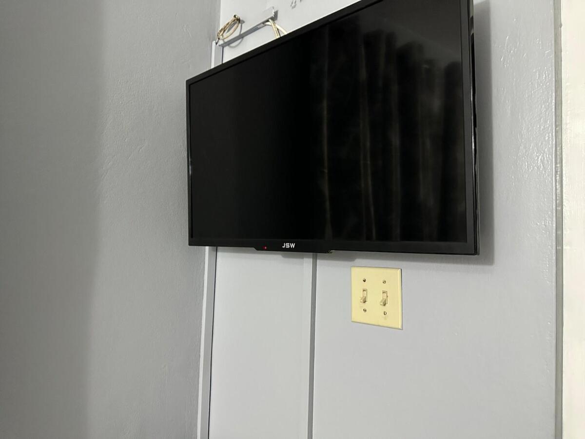 One Bedroom City Apartment Fully Ac With 24Hrs Security Kingston Exterior photo